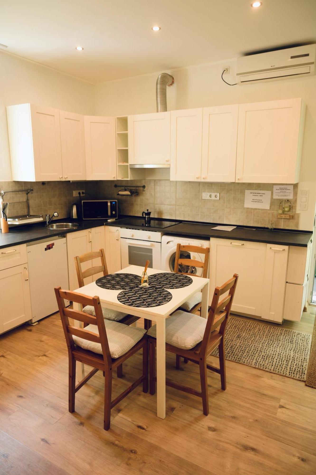 Cozy Hillside In With Patio דירה בודפשט