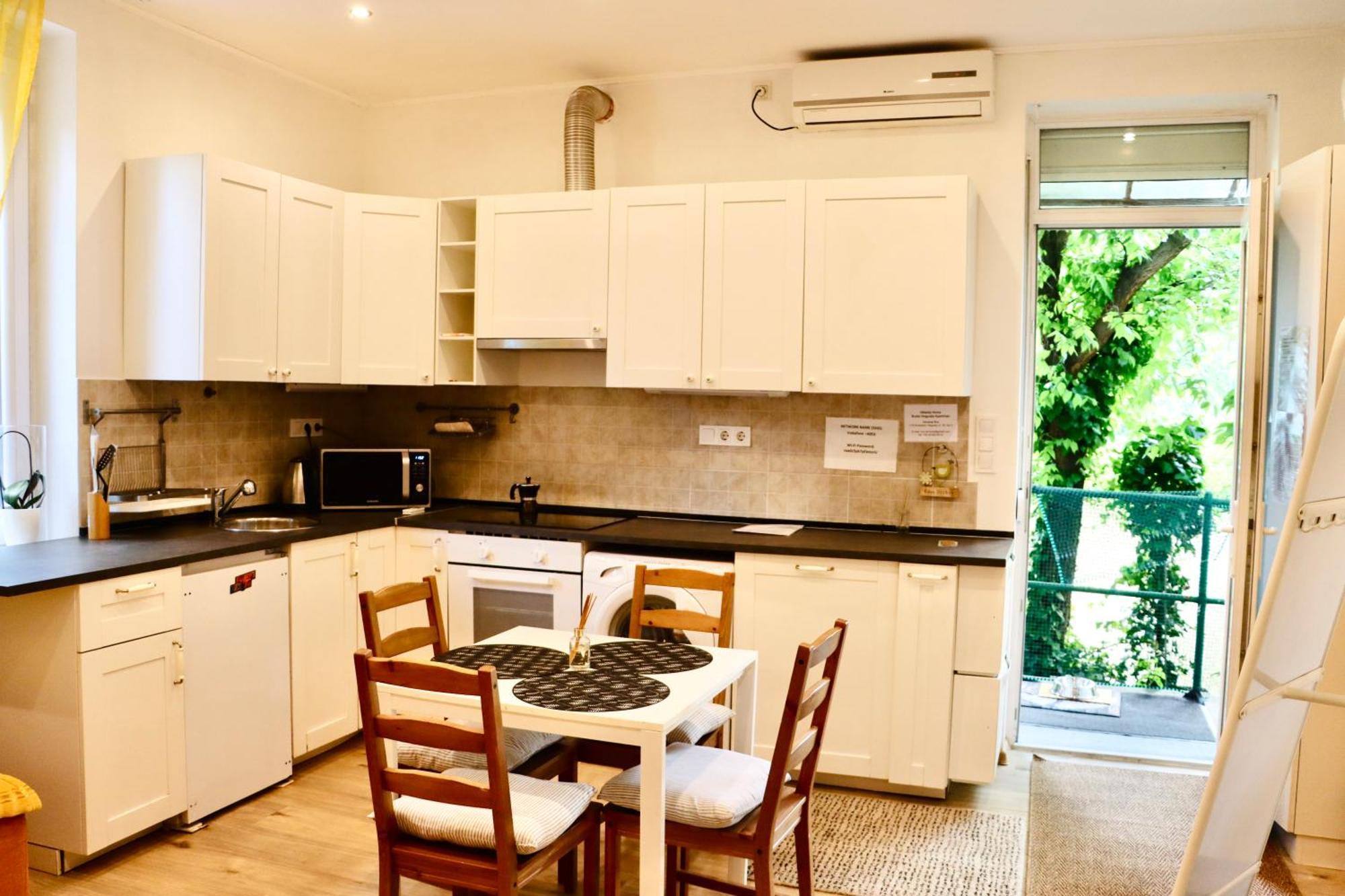 Cozy Hillside In With Patio דירה בודפשט