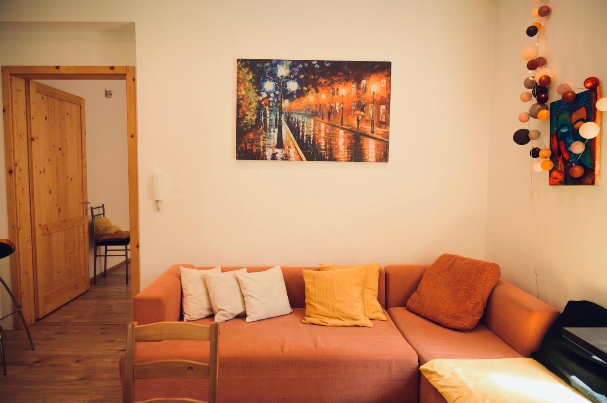 Cozy Hillside In With Patio דירה
